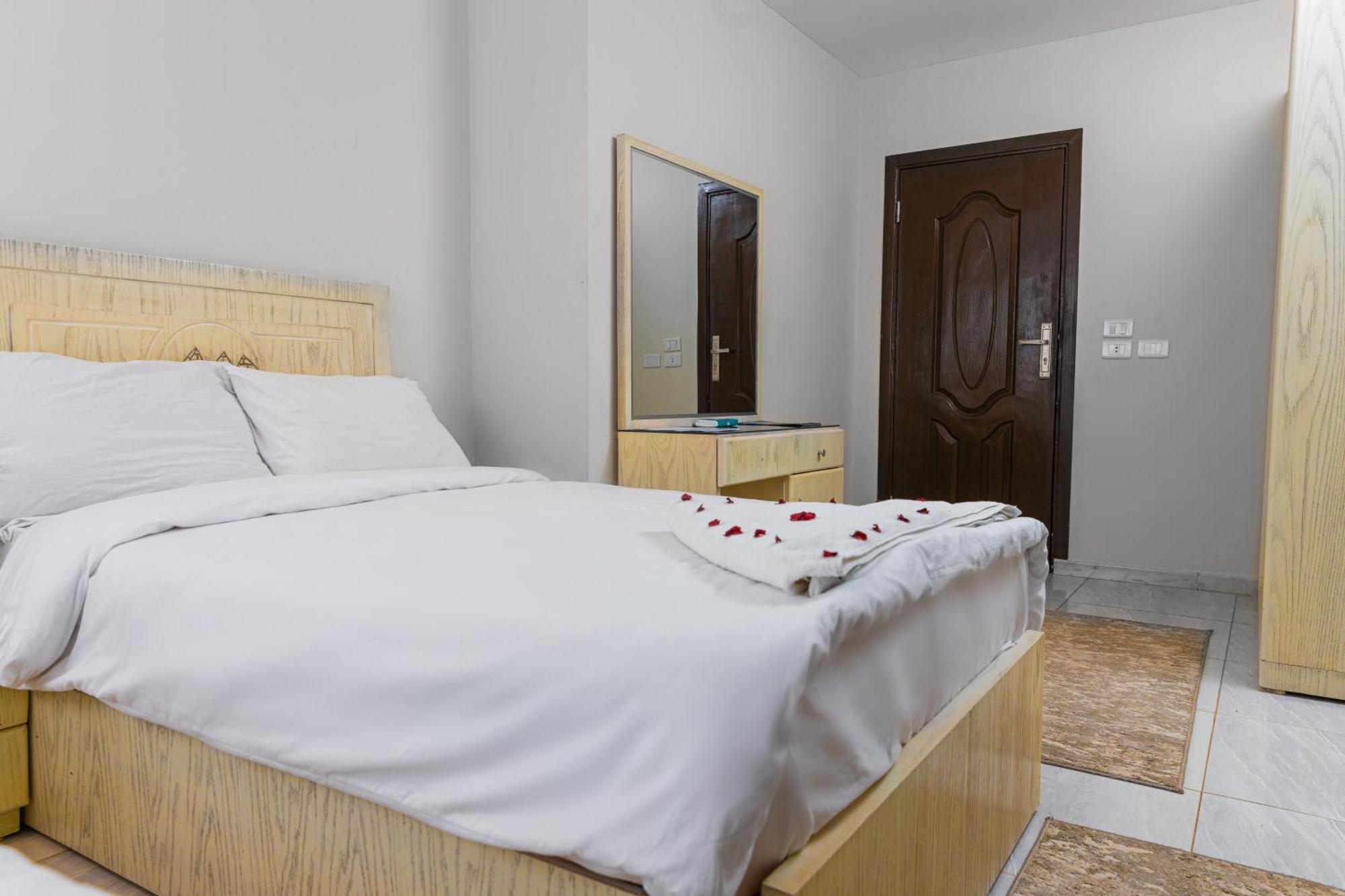 Pyramids Land Palace Kafrat al Jabal Экстерьер фото
